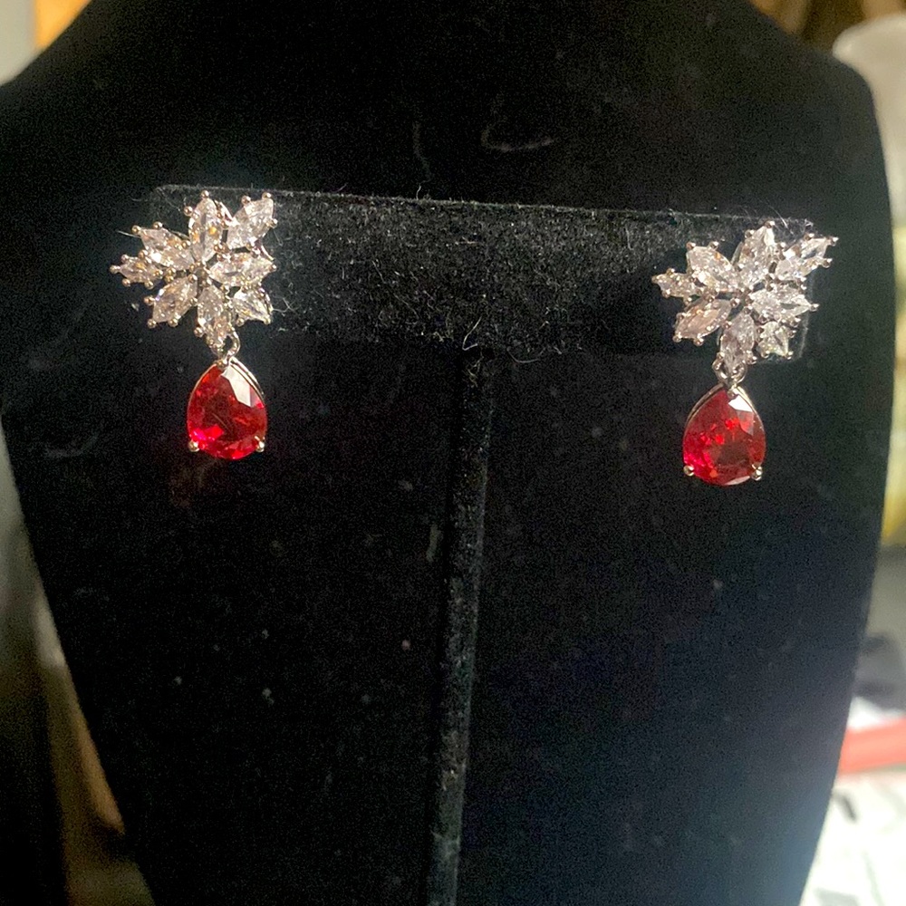 🍄2/$25.00🍄 Ruby Teardrop Earrings